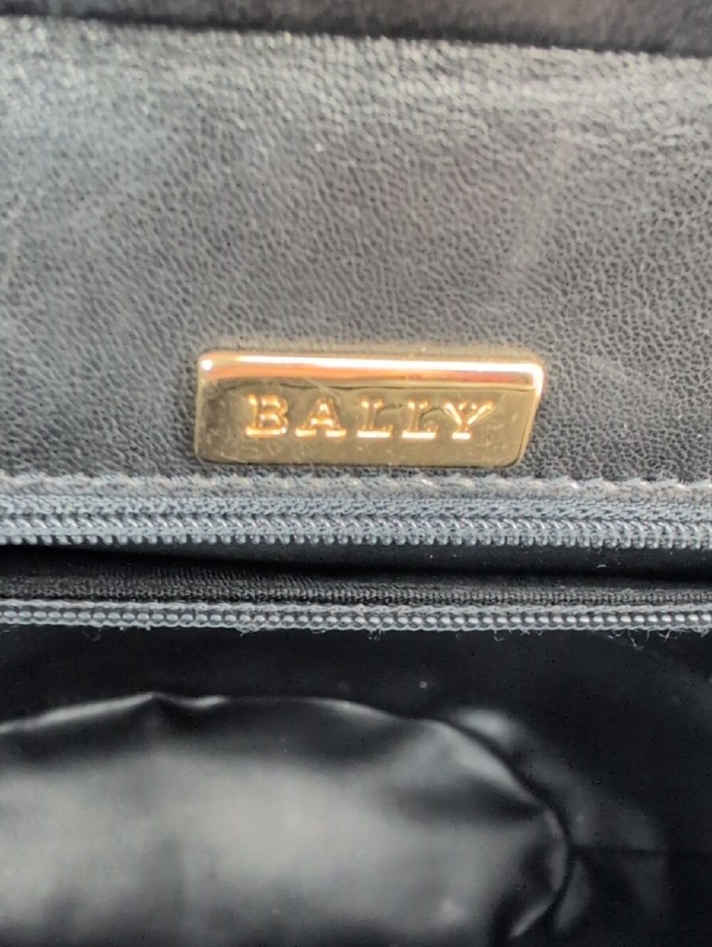 Bally Black Quilted Vintage Leather Frame Shoulder Bag with Gold Chain - Picture 12 of 16